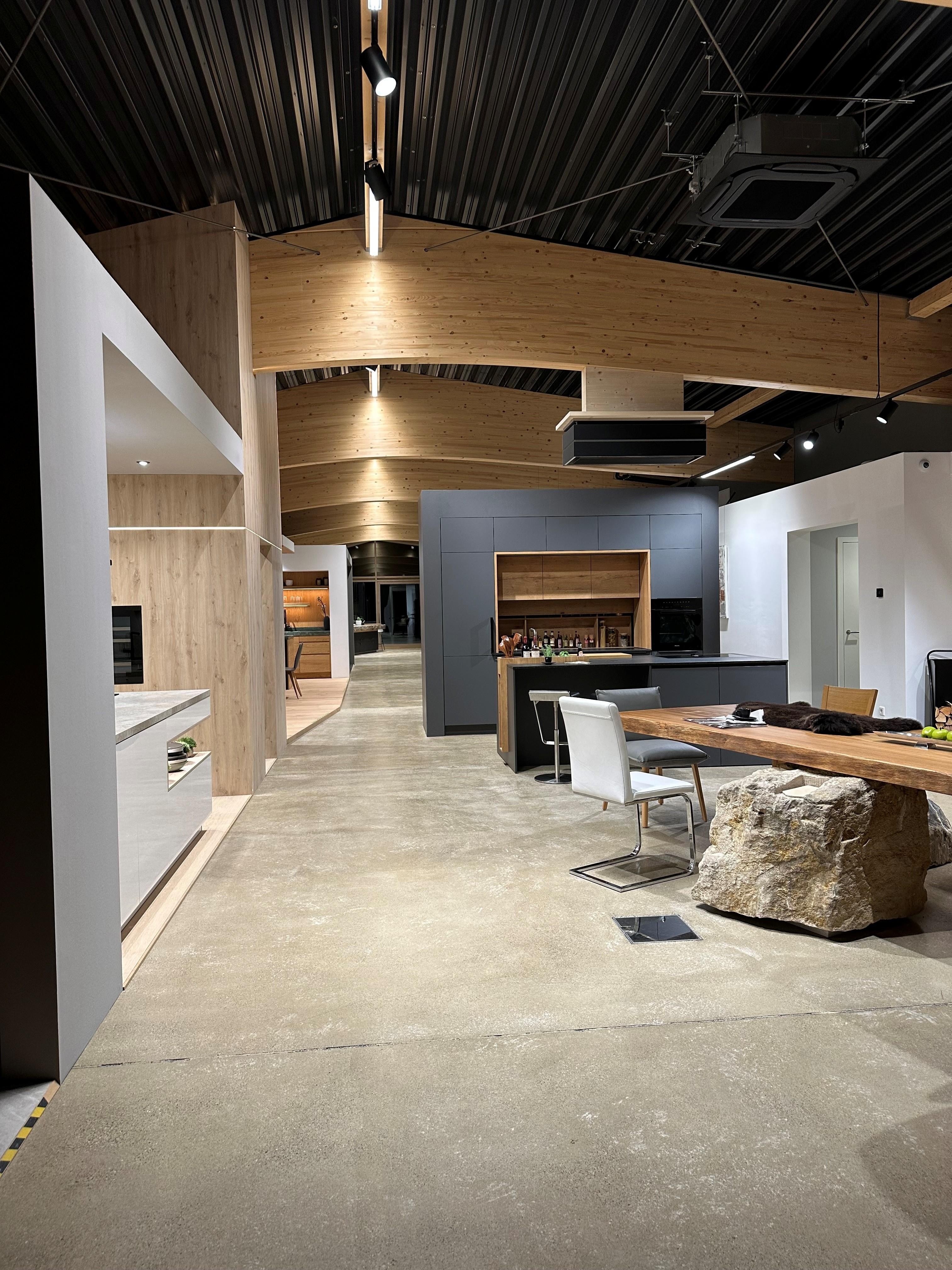 Blick in die Ausstellung mit verschiedenen Küchenkojen. 