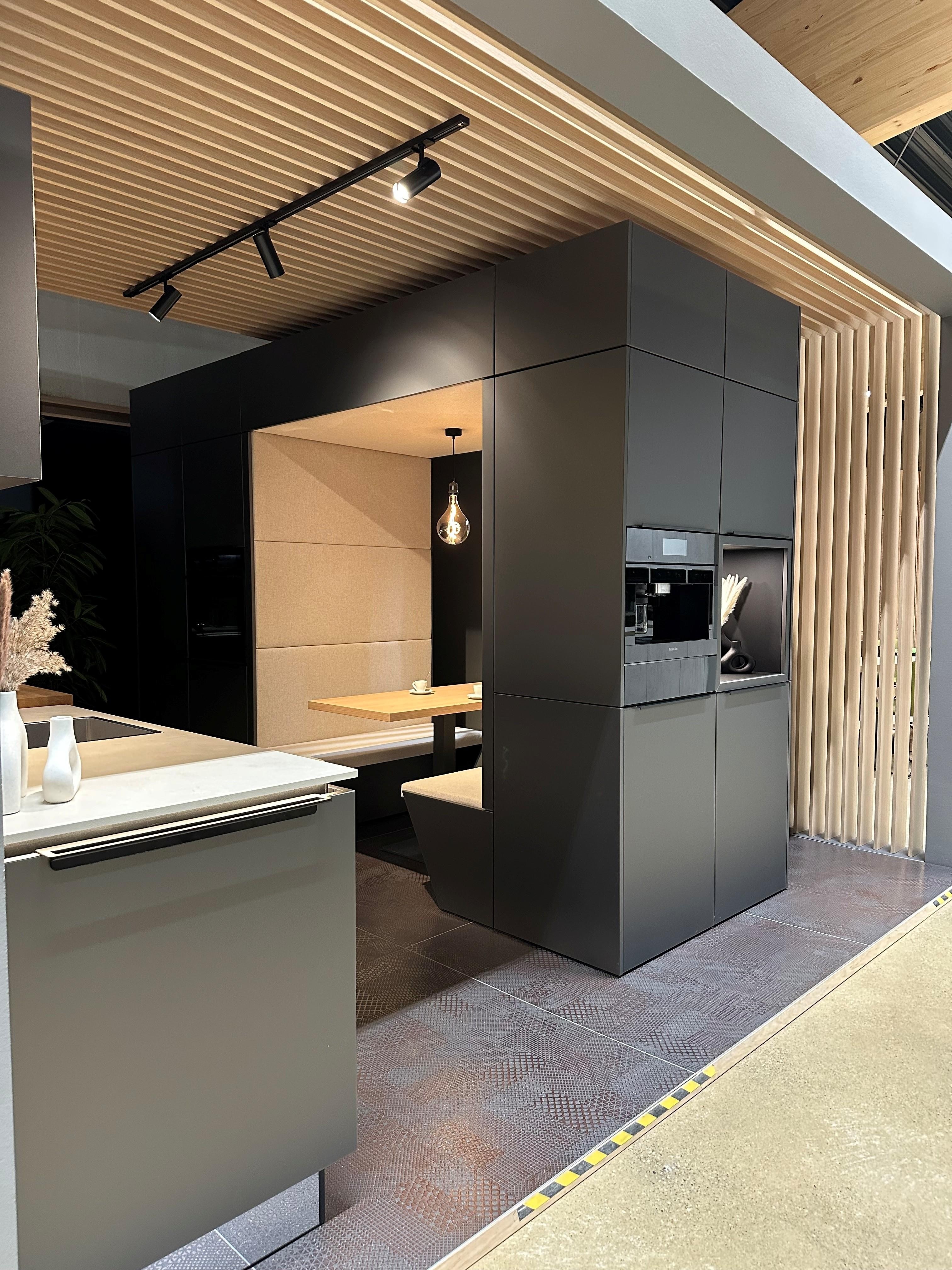 Besonderer Sitzplatz, der Sitzbänke und einen Tisch einkoffert.  