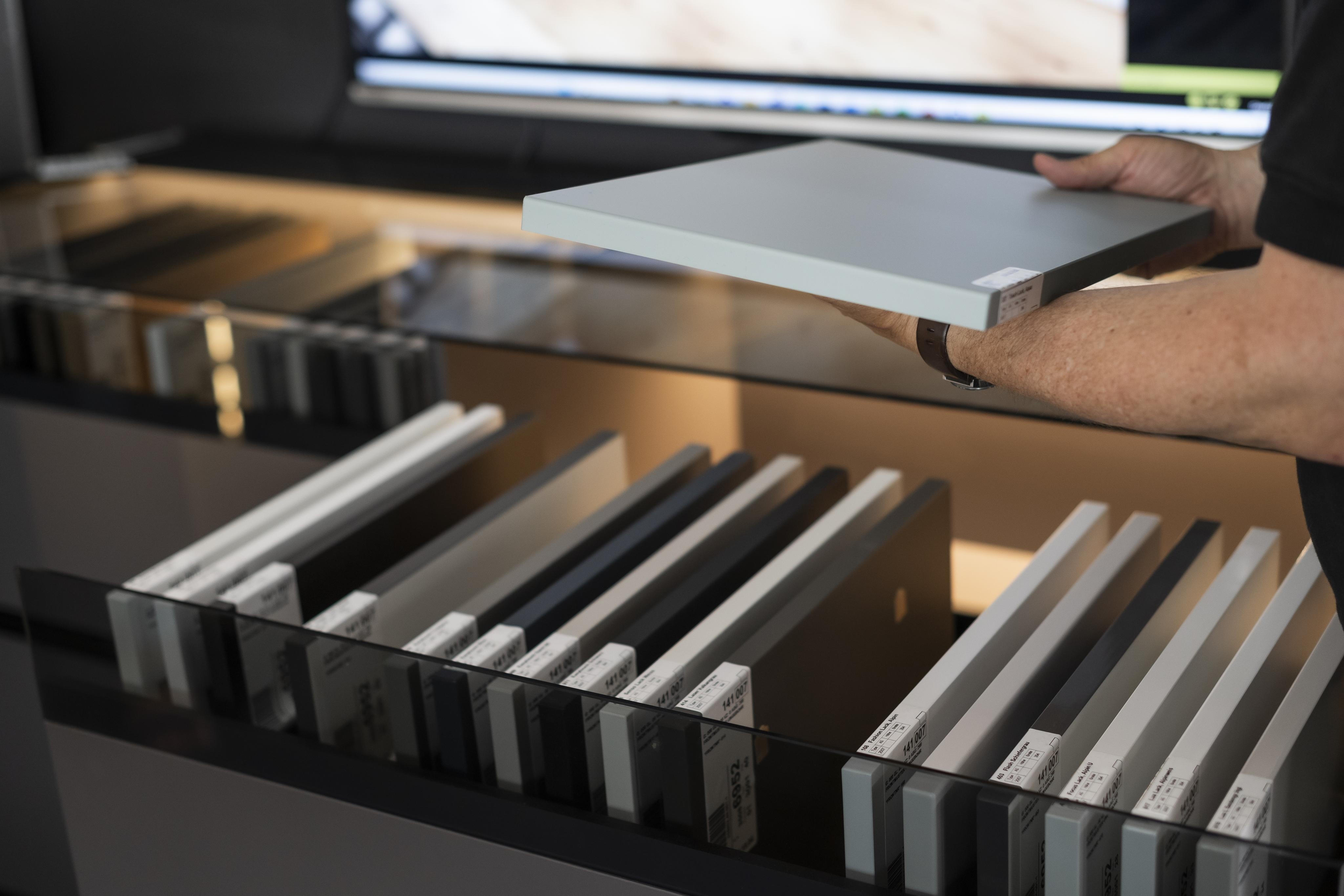 Musterauswahl von Materialien und Oberflächen für die neue Küche