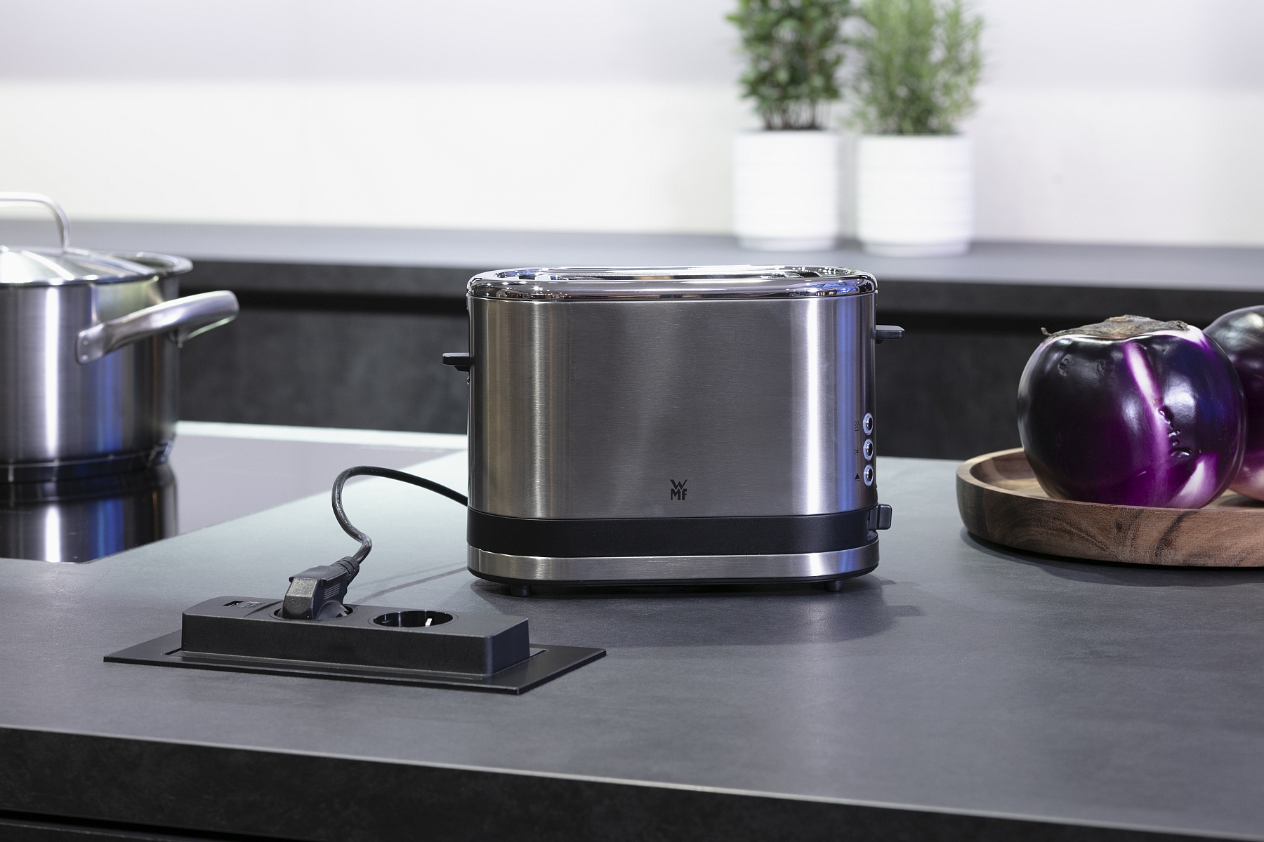 Spachtelbeton-Dekor_Arbeitsplatte_Steckdose_06_rsp_KMG-211118-haecker-048-14310