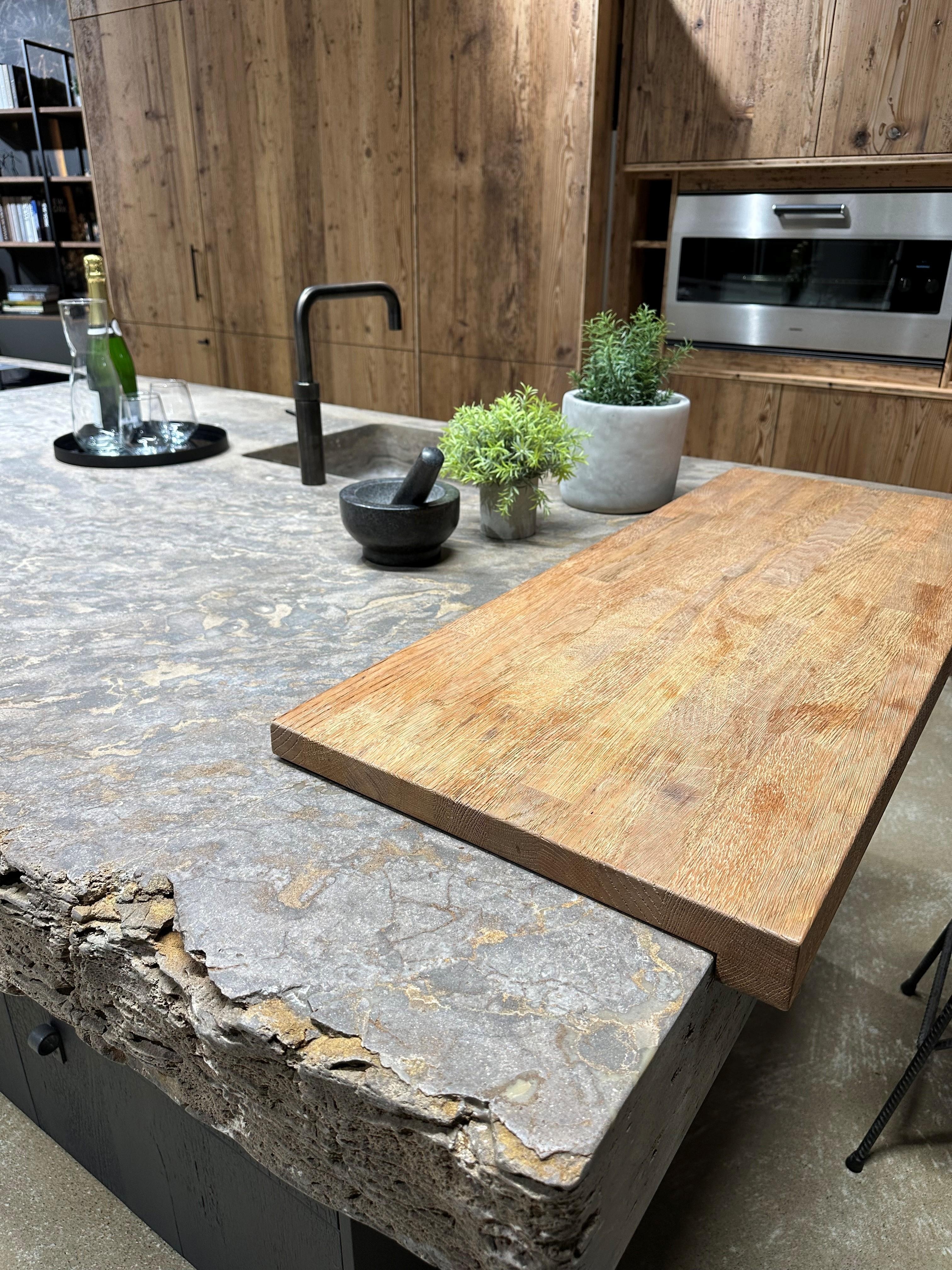 Schöne Steinarbeitsplatte mit einer Holztheke. 