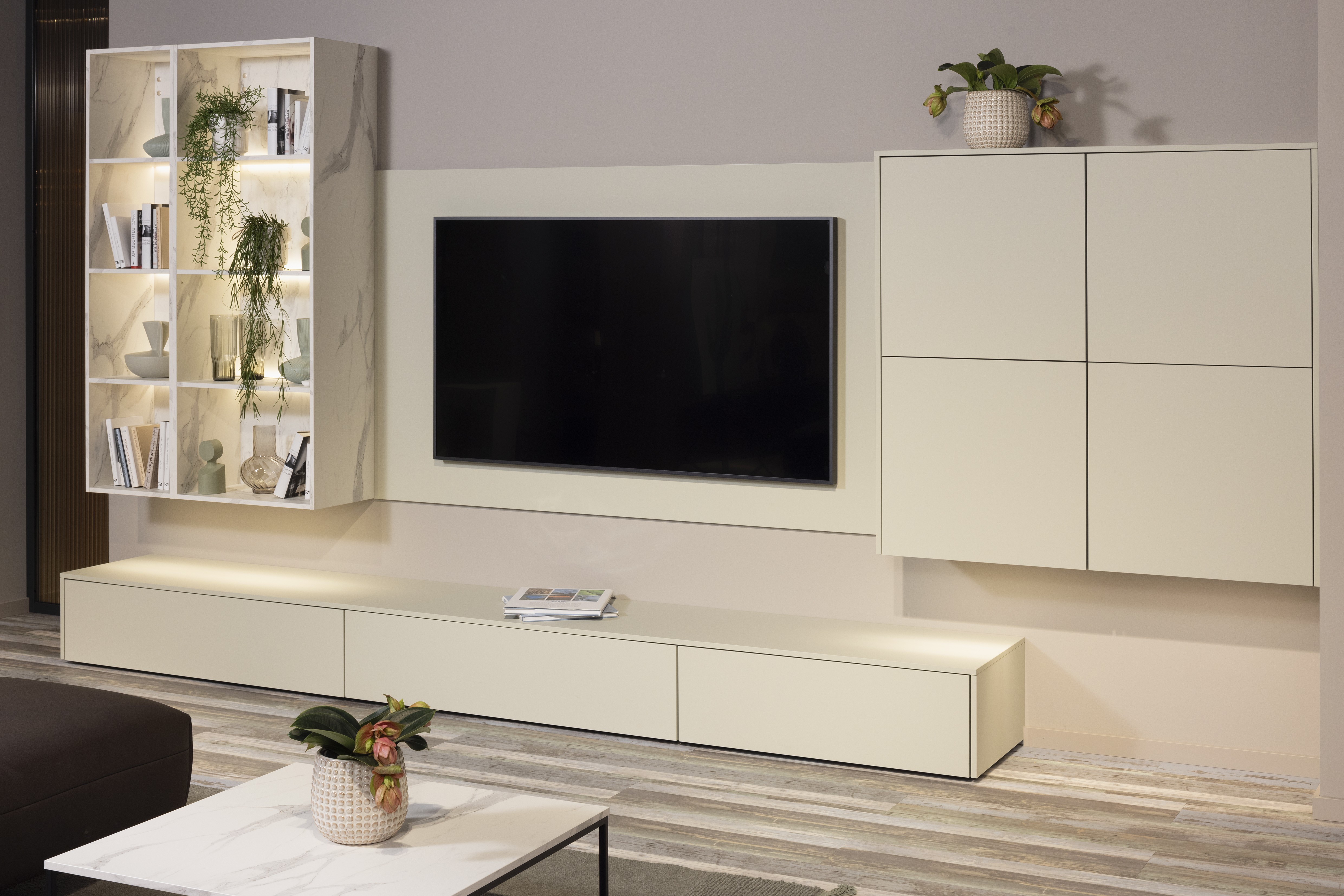 Korpus: 194 Schiefergrau Front:  496 Lack, Jade Premium matt Griff: Grifflos pto APL: 235 Marmor Venato Bianco NB  Features: Wohnzimmerlösung mit Lowboard Wandhängend, Couchtisch Nobilia, 