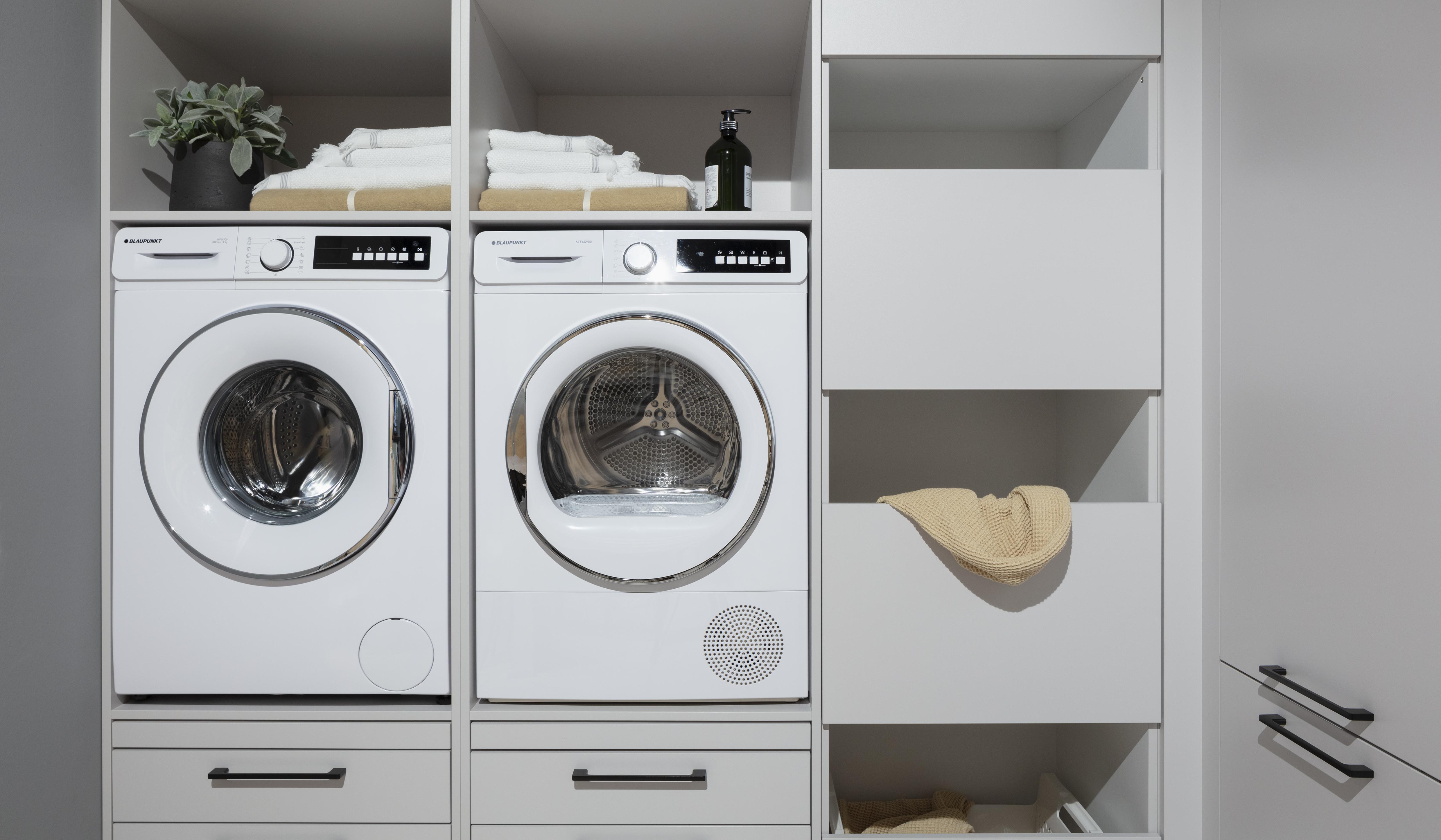 Hauswirtschaftraum mit Waschmaschine und Trockner von Blaupunkt. 