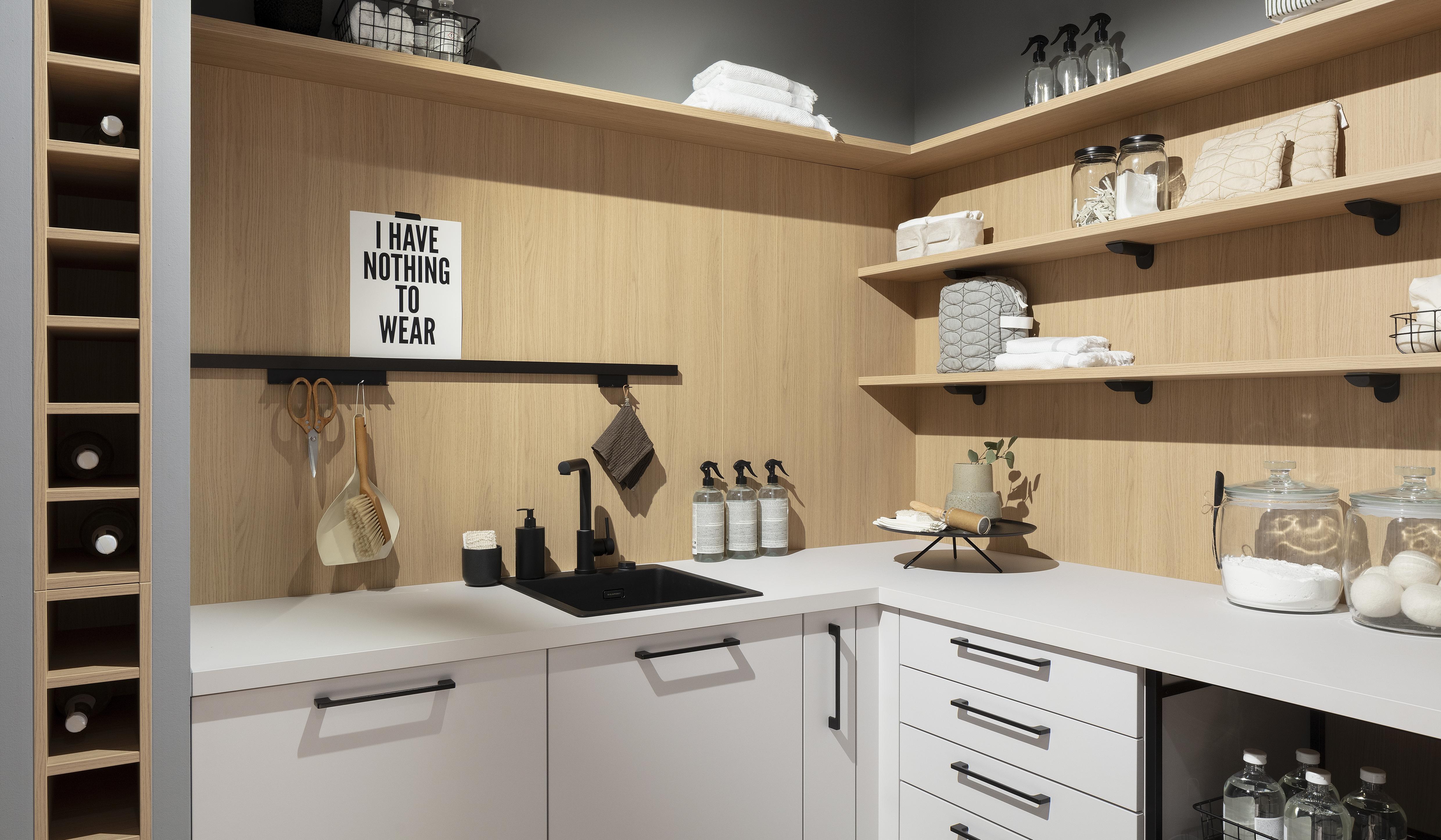 Weinregal und Wandboarde von Häcker. 