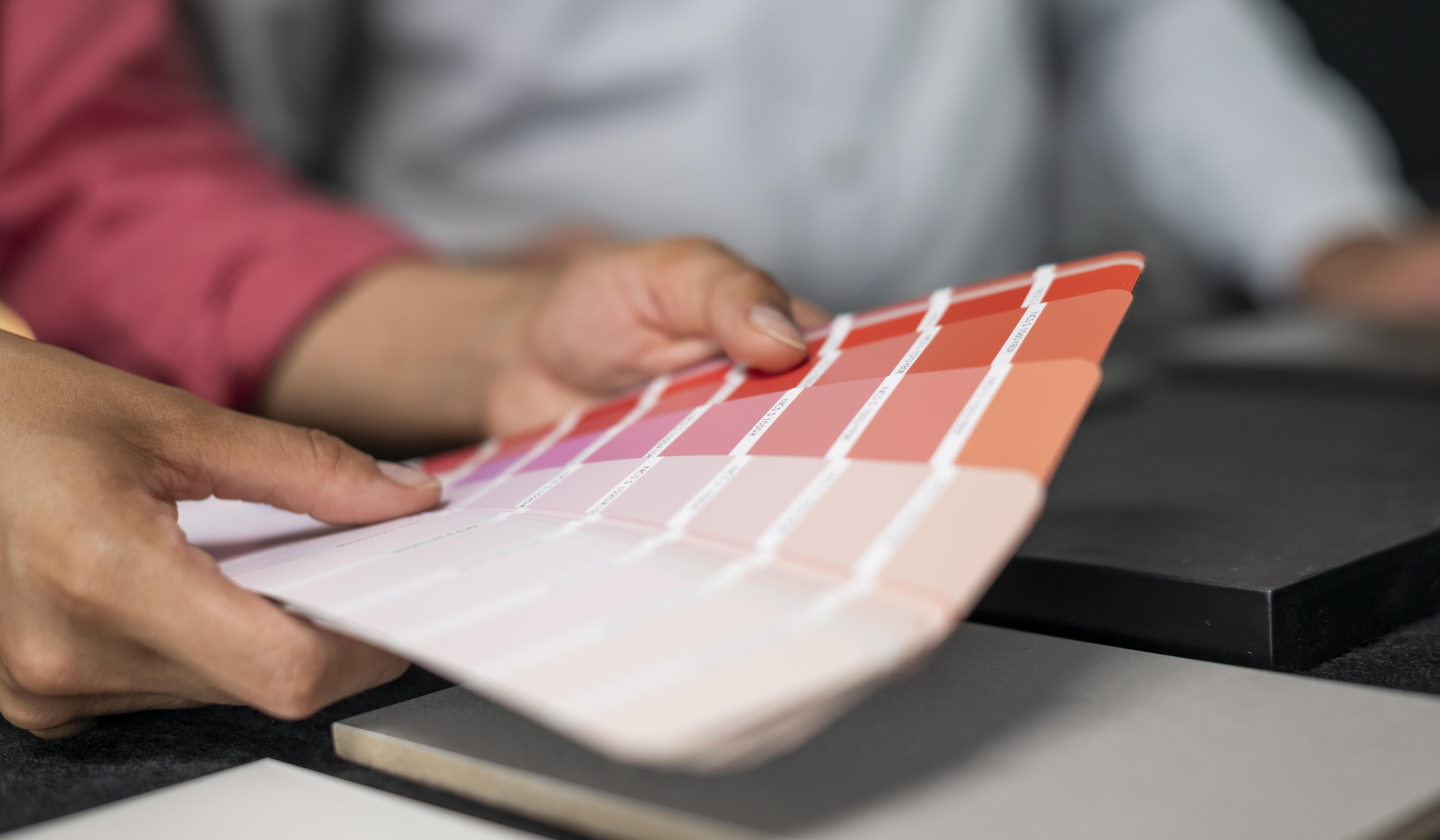 Beratungsgespräch Küchenkauf Farbfächer