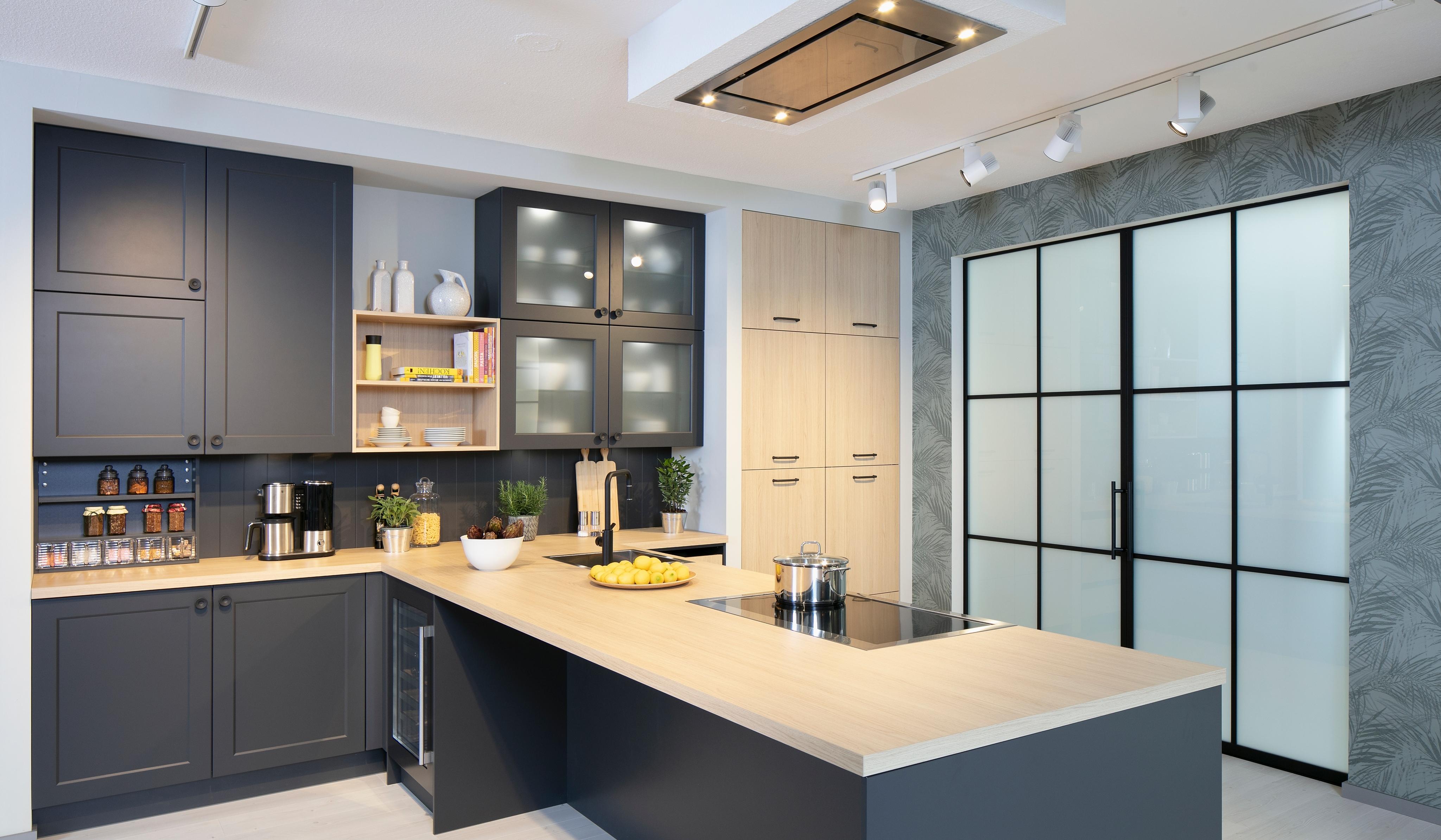 Klassische Küche in Graphitschwarz mit einer Arbeitsplatte in Eiche-Nachbildung. 