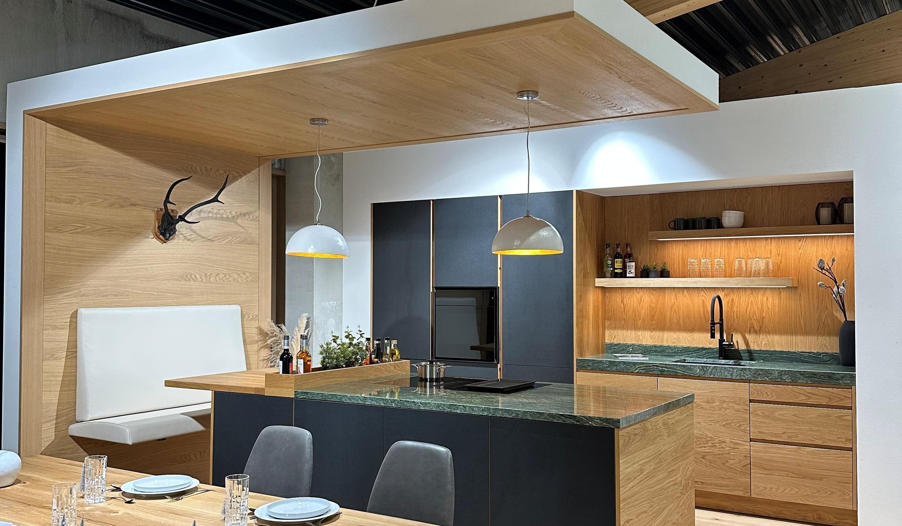 Küche mit Kücheninsel Essplatz und einem Holztisch.