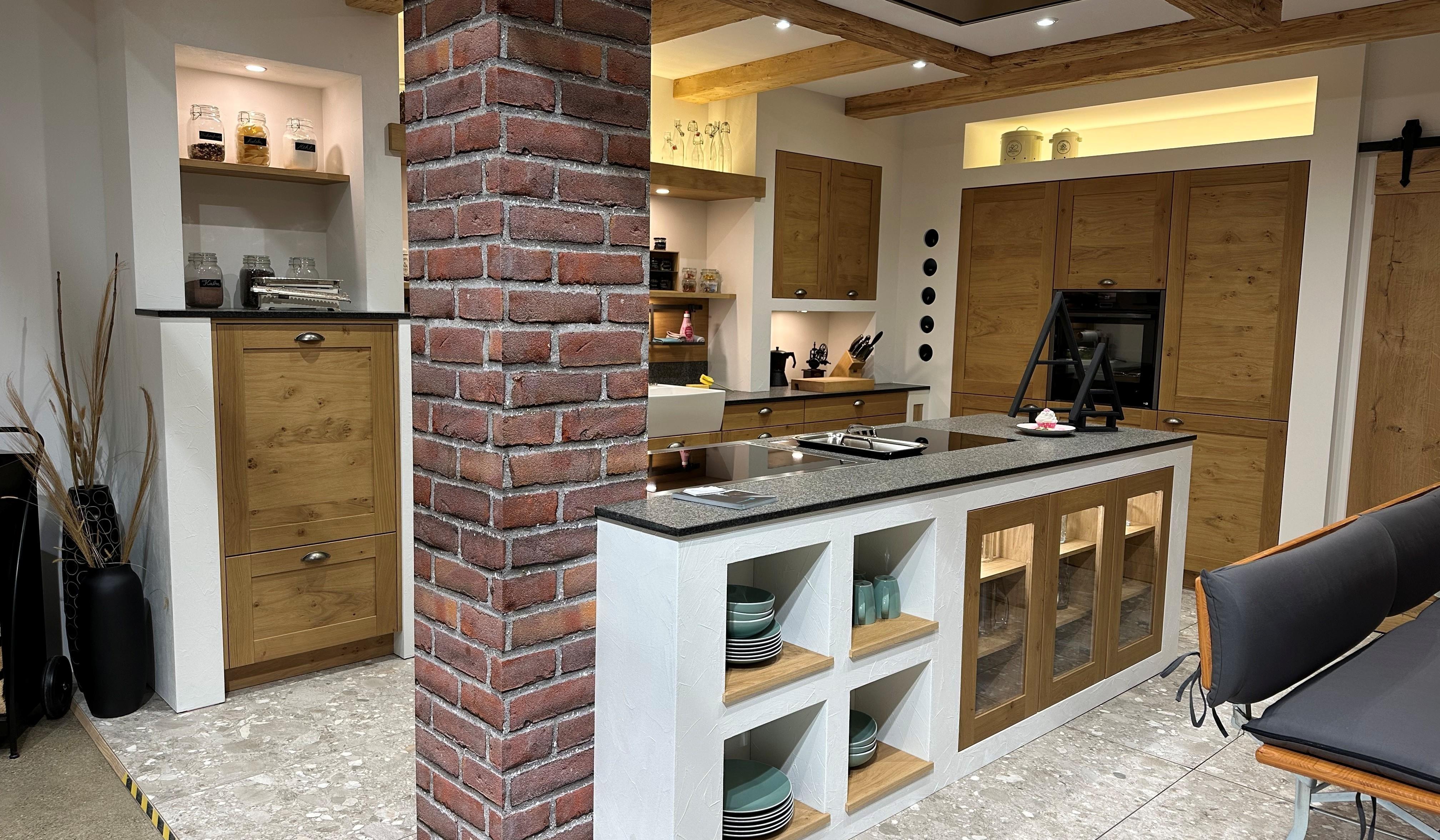 Offene Küche in Holzoptik mit Regalen zur Raumabgrenzung. 