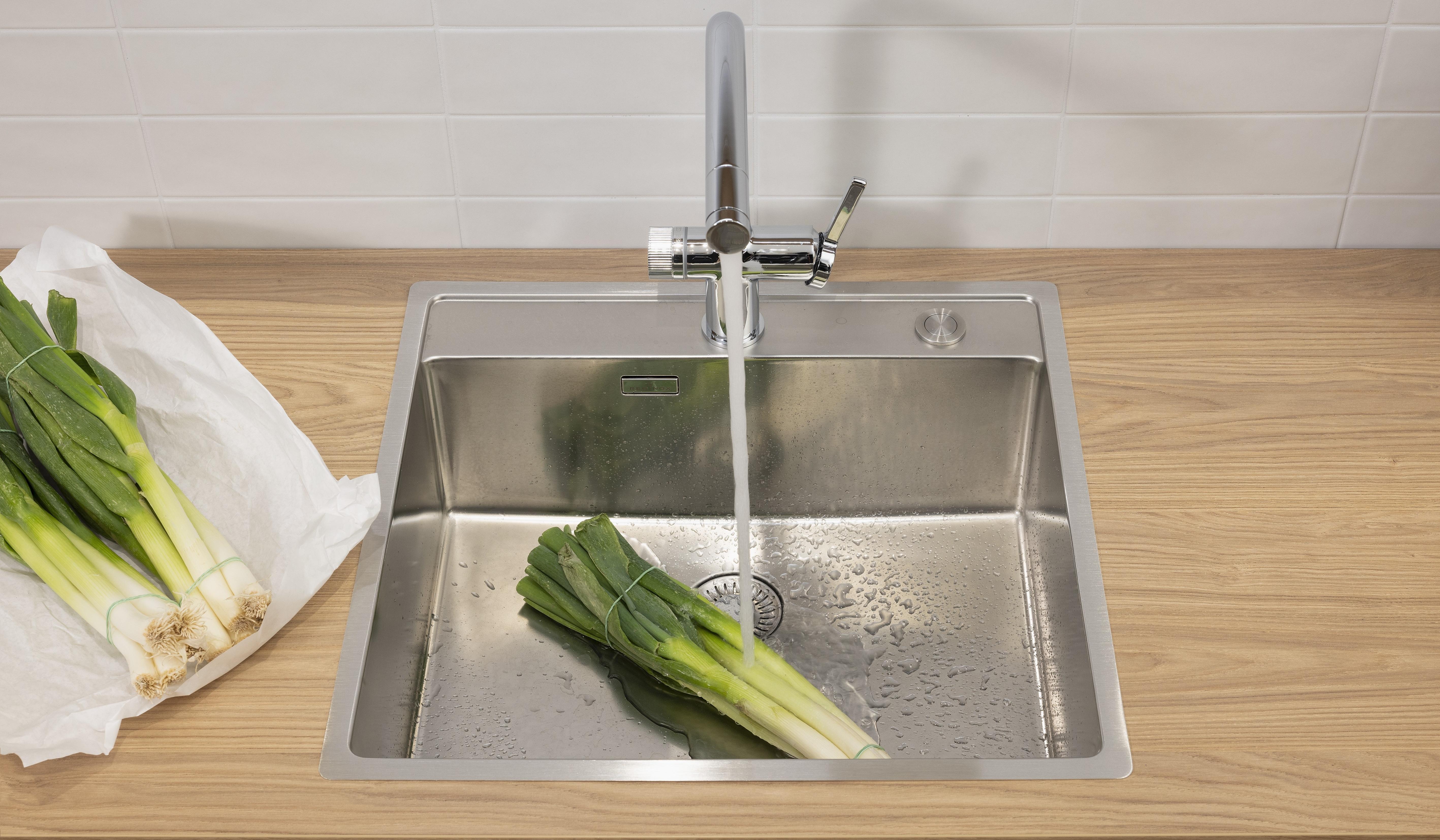 APL: TOP Granit Perlato und Goldeiche Front: neoLEAF Goldeiche Korpus: Graphit Griff: PTO und Ziergriff Weiß matt  Geräte: AEG Armatur: Reginox Spüle: Reginox   Features: Echtholzfront, Fliesen, moderne Nischenplanung, Tischlösung mit Granitplatte durchgängig in Thekenlösung, Edelstahlbecken, skandinavisches Design, Designgriff, Sideboardlösung in Goldeiche, verschiedene Arbeitshöhen (Kochen + Arbeiten), stylische Lichtlösung in Nische, Gemütlichkeit durch Teppich in der Küche (Trend 2025/26),Wassersprudler