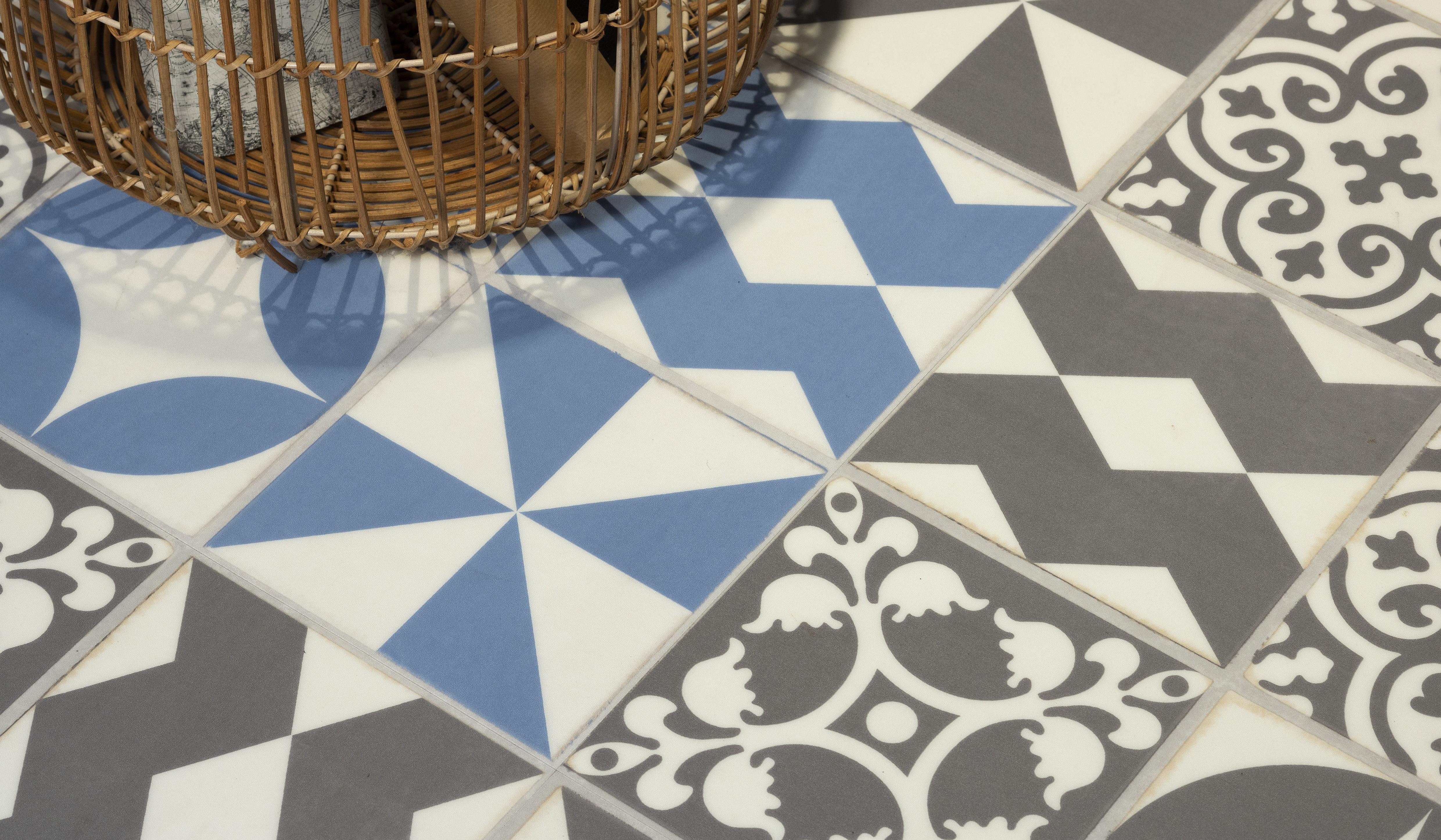 APL: 781 Venato Bianco NB Korpus: 127 Schwarz Front: 851 Lack, Schwarz matt Griff: Push to open Geräte: Miele Armatur: Gessi Spüle: Schock  Features: Landhaus modern in Lack, bedruckter PVC in Fliesenoptik Fußboden, bedruckte Fliesen Nischenrückwand, neuer Schubkasten mit Glaszarge, neuer Schubkasten mit Holzzarge, Apothekerschrank.