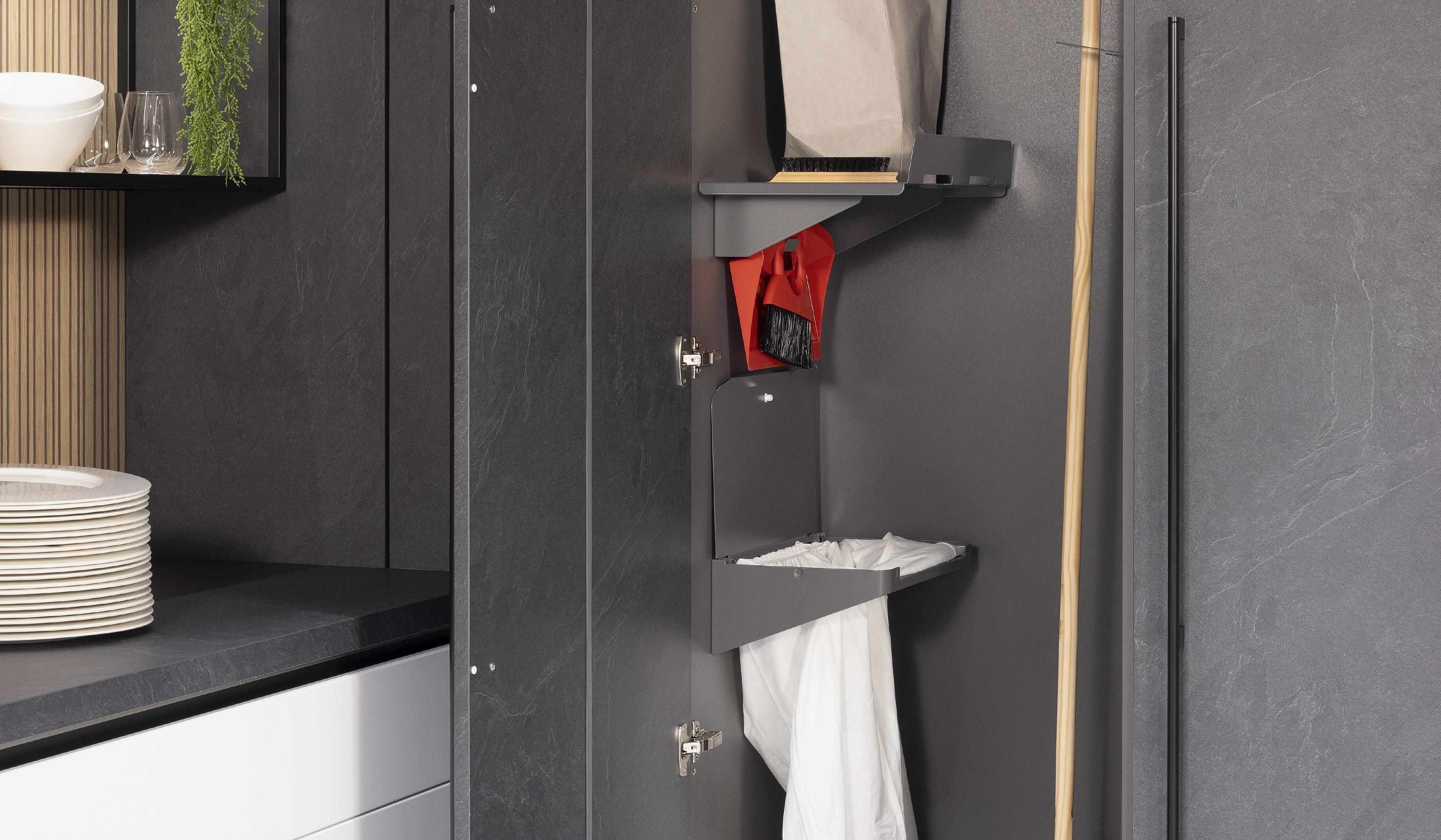 Korpus: 191 Alpinweiß Front:  Grauschiefer NB Griff: Schwarz   Features: HWR-Schrank, Griffe schwarz Metall