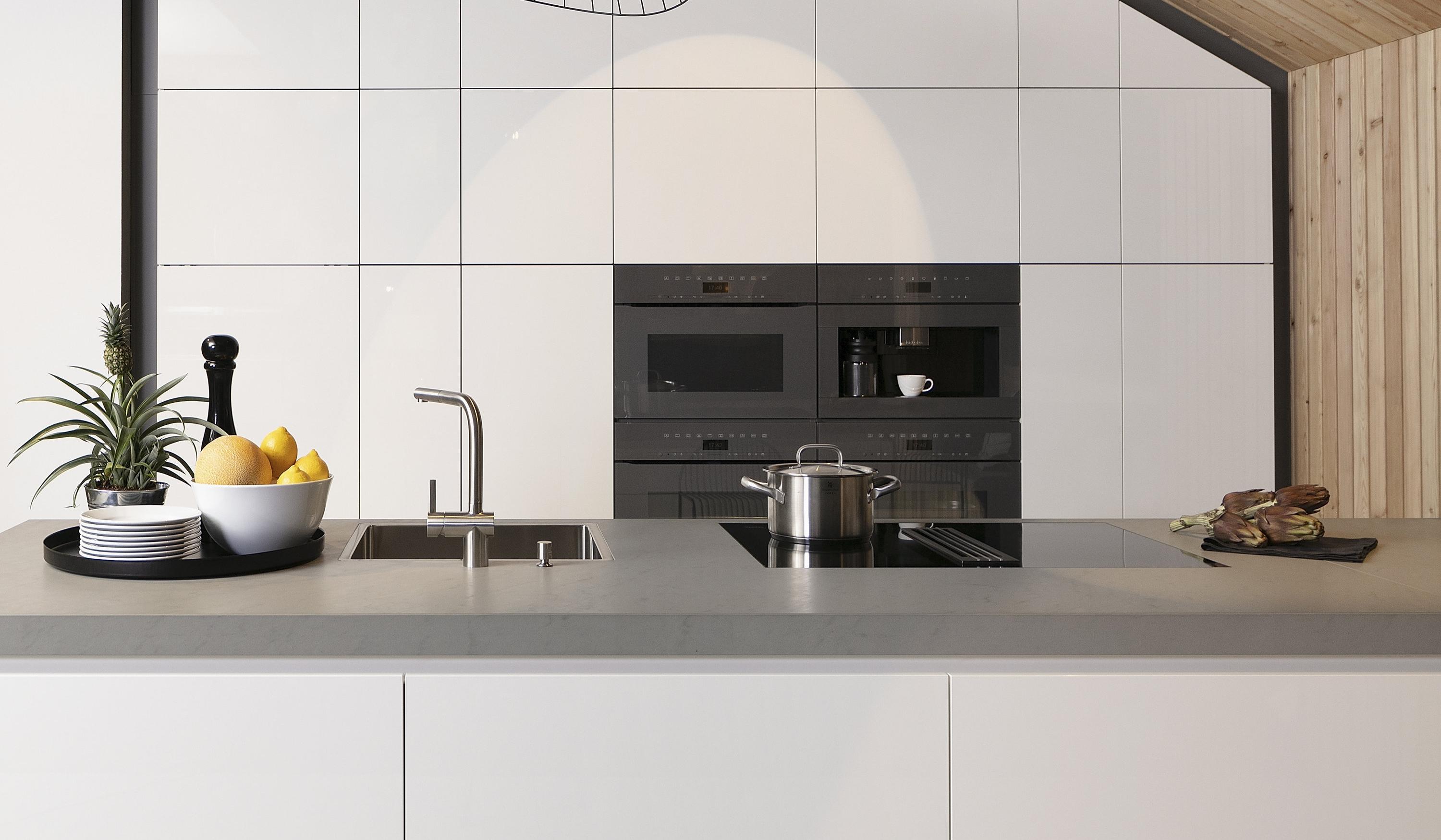 Häcker Dachküche weiß grifflos Einbauschränke Hochschränke