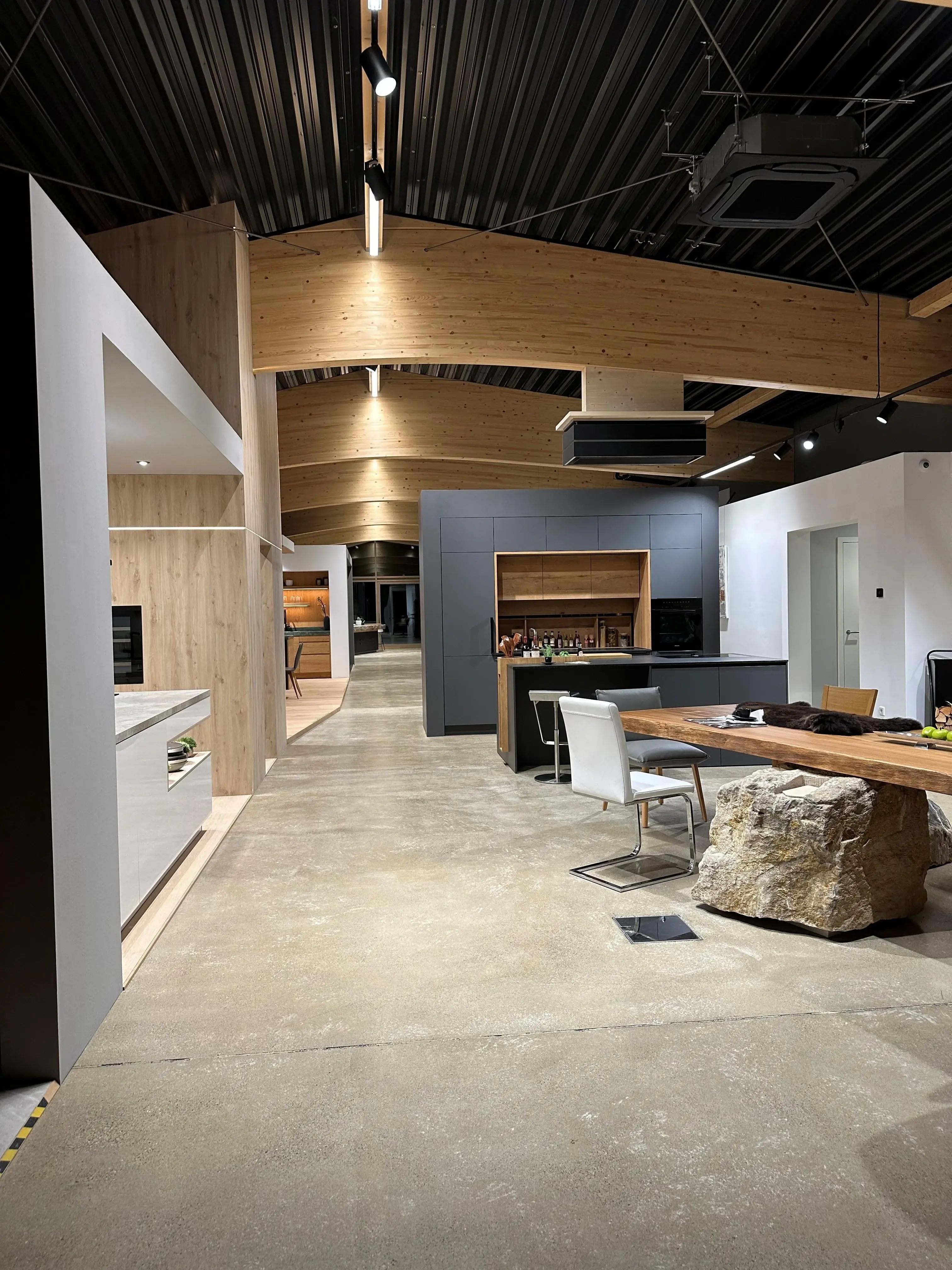 Blick in die Ausstellung mit verschiedenen Küchenkojen. 